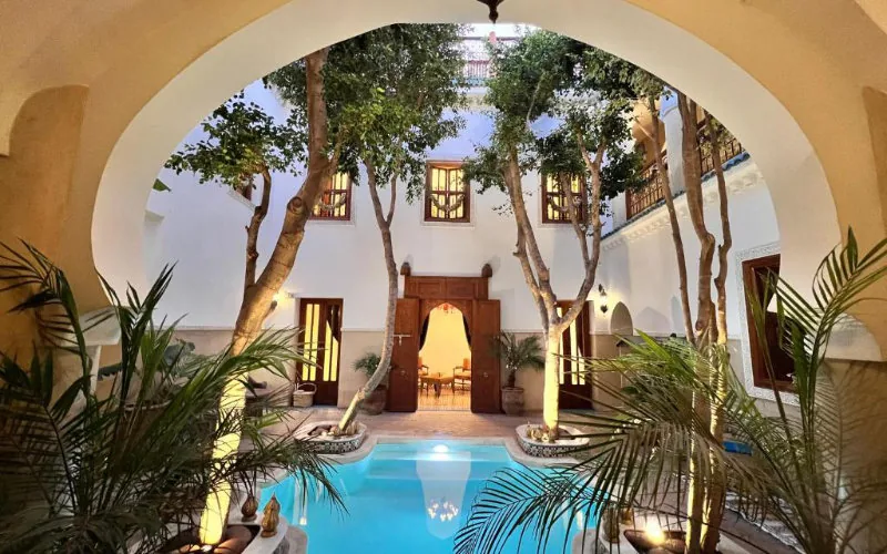 Escándalo en Marrakech : Hoteles ilegales desafían órdenes de cierre y siguen operando