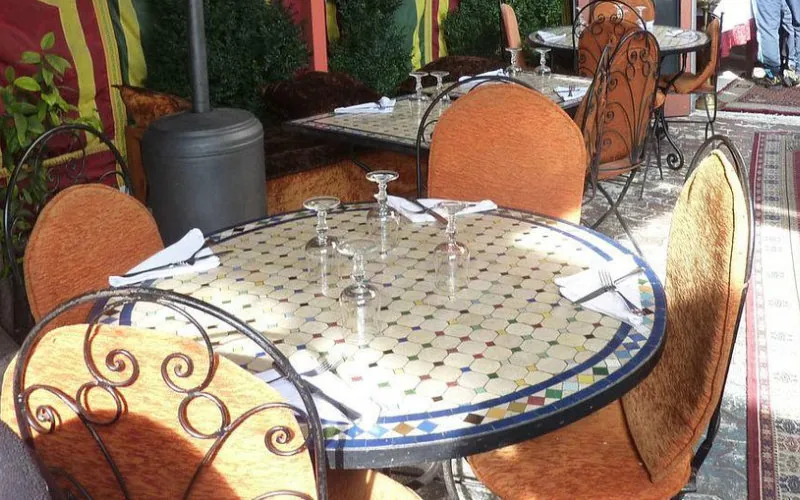 Escándalo en Oujda : Restaurante cobra extra por intimidad y amenaza a clientes críticos