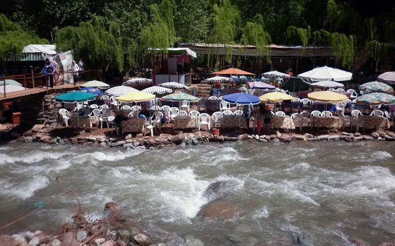 Escándalo en Ourika : Cafeterías cobran hasta 70 dirhams por sentarse junto al río
