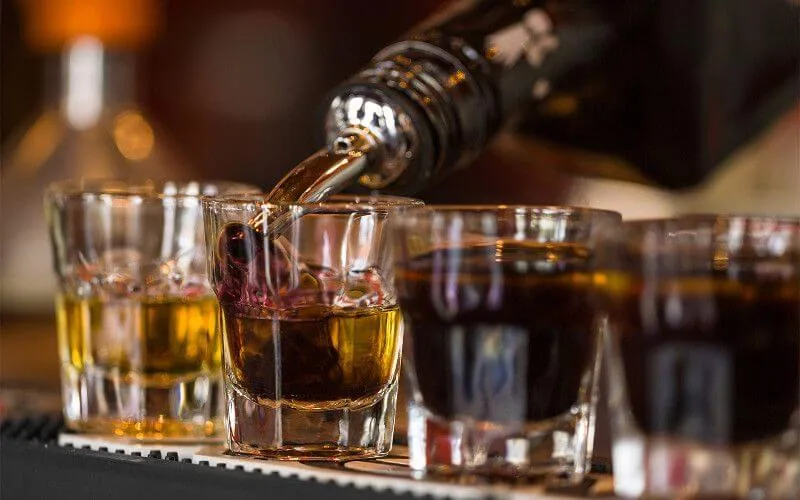 Escándalo político : Diputado socialista defiende el alcohol mientras enfrenta acusaciones de corrupción
