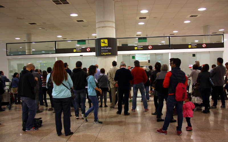 Escándalo en El Prat : Padres abandonan a hijo de 10 años para volar a Marruecos