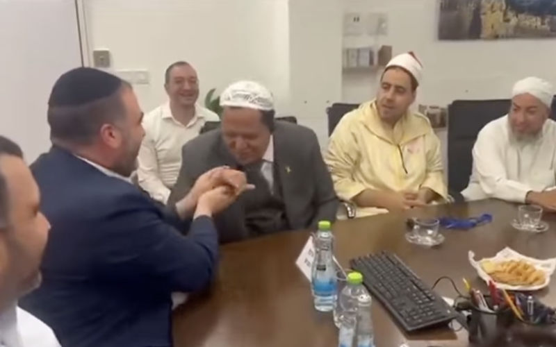 Escándalo en Túnez : Imán Chalghoumi acusado de "alta traición" por polémico gesto en Israel