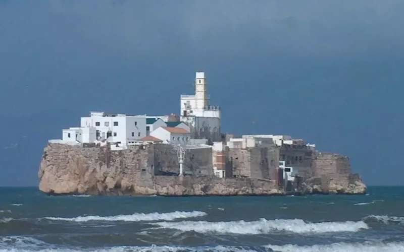 España derriba icónica torre en Peña de Al Hoceima : Adiós a un símbolo frente a Marruecos