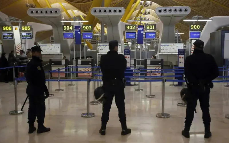 España endurece controles en Barajas ante aumento de solicitudes de asilo en tránsito