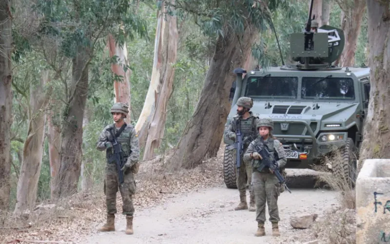 España refuerza su presencia militar en Ceuta y Melilla : ejercicios en la frontera marroquí
