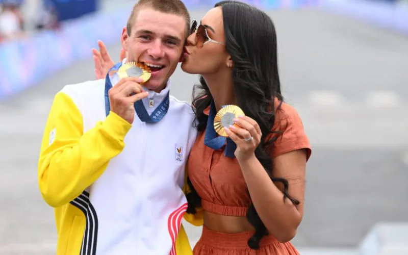 La esposa de Evenepoel desafía a periodista : polémica en el ciclismo belga