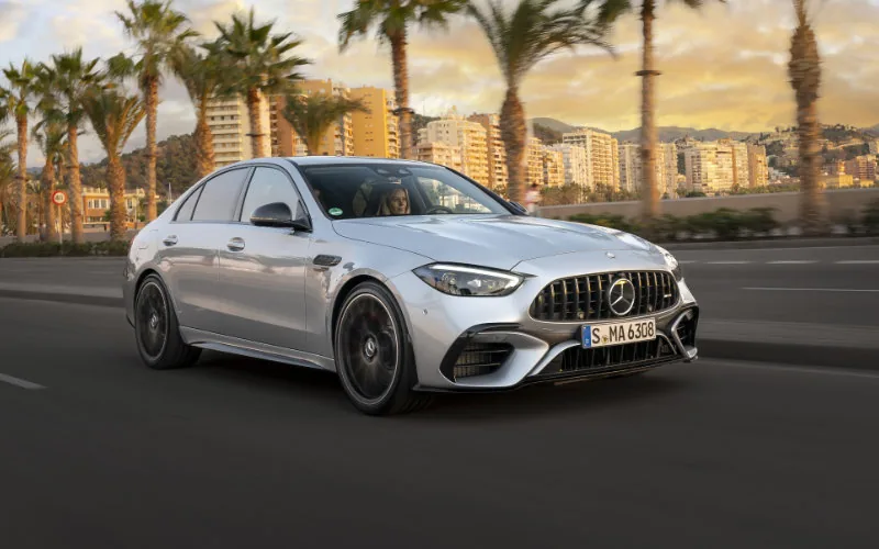Estafa millonaria al seguro : Condenan a belga por simular robo de lujoso Mercedes