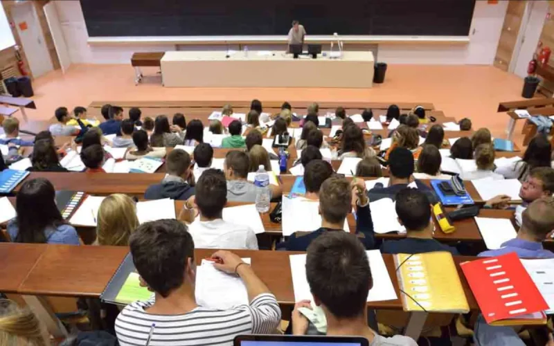 Estudios en el Extranjero : los Hijos de MRE Pueden Proceder sin Documentos Marroquíes