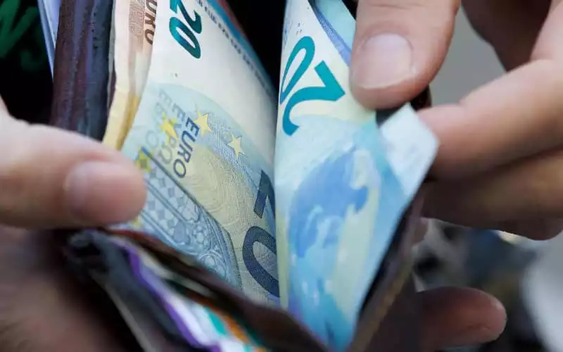 Europa amenaza el flujo vital de remesas marroquíes : ¿Peligra la economía del Reino ?