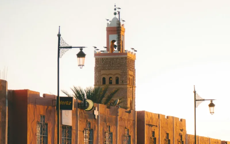 Explica por qué los jóvenes huyen hacia Ceuta : suspenden a un imán marroquí