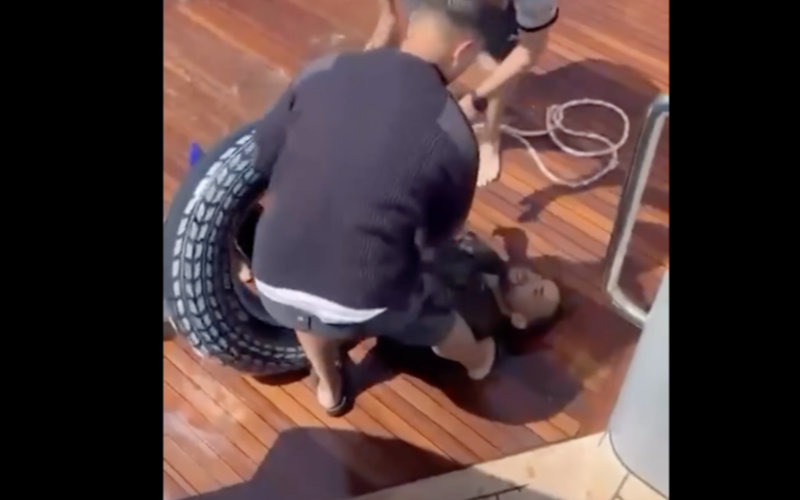 Familia andaluza en velero rescata a joven marroquí nadando en el Estrecho de Gibraltar
