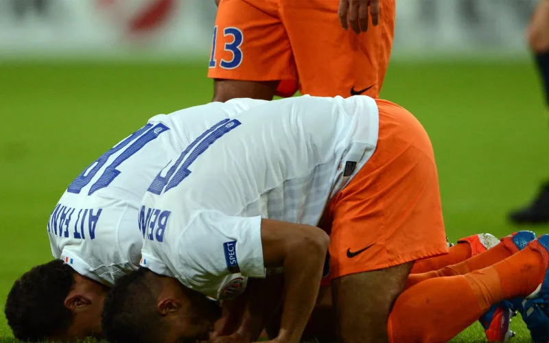 La FFF prohíbe cascos y mallas : polémica por laicidad en el fútbol amateur francés