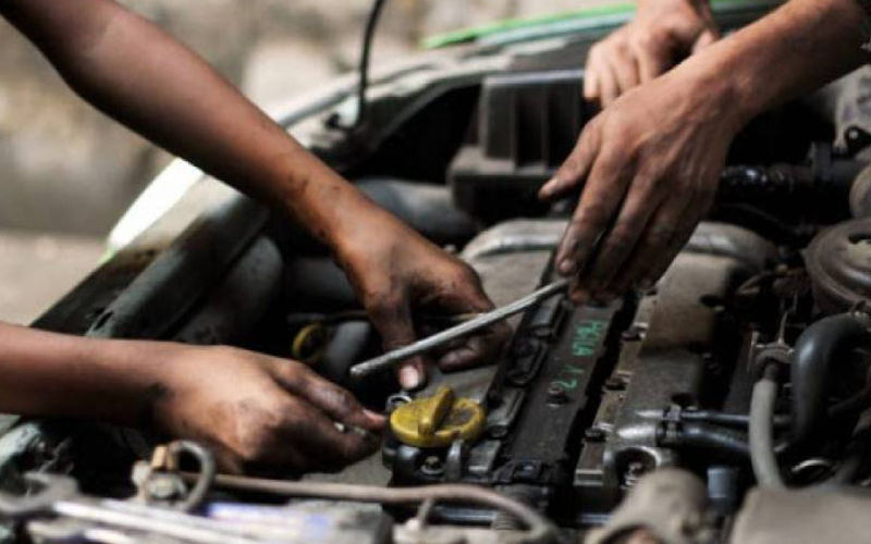 La fiebre del taller marroquí : españoles cruzan el Estrecho para ahorrar miles en reparaciones de coches