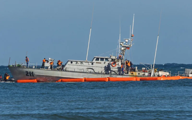 Fracasa el rescate del patrullero marroquí encallado en Melilla : crisis diplomática en el horizonte
