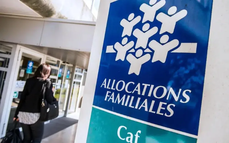 Francia endurece el acceso a ayudas sociales para inmigrantes legales