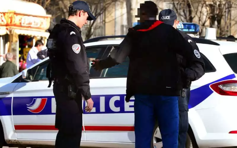 Francia endurece control : Extranjeros legales bajo lupa por disturbios