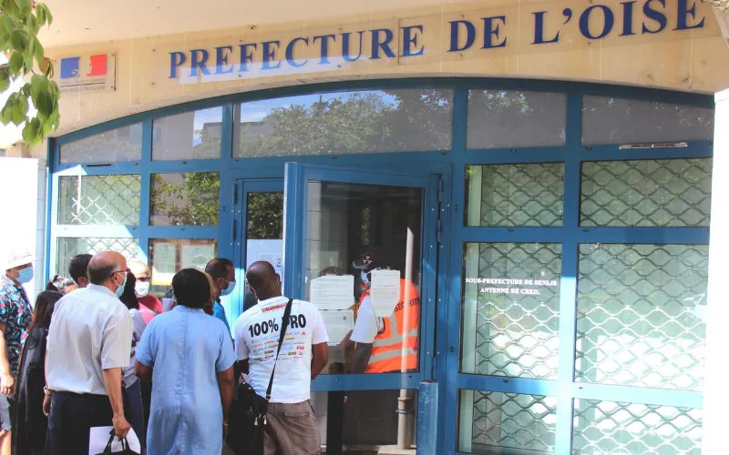 Francia endurece su política migratoria : manifestaciones y temor entre trabajadores sin papeles