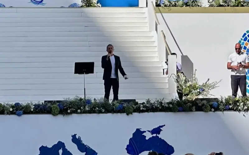 Gad Elmaleh : De Marruecos al Vélodrome, un mensaje de unidad ante el Papa Francisco
