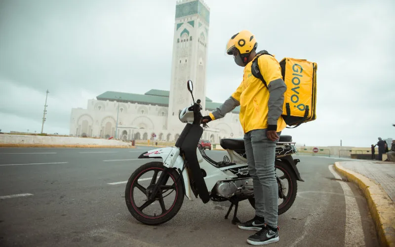 Glovo en Marruecos : Éxito empresarial y precariedad laboral en el auge del delivery