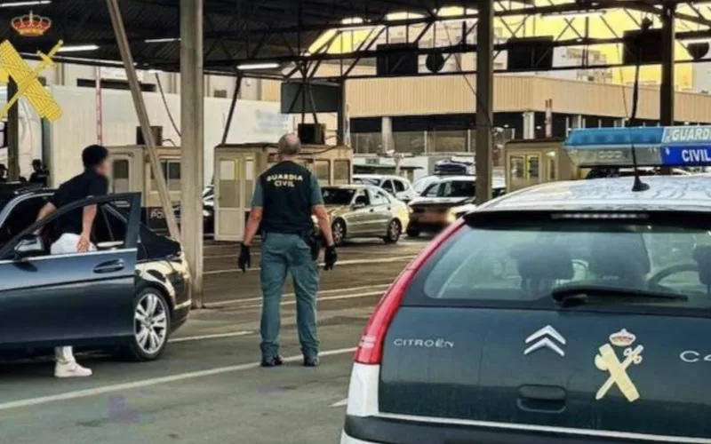 Guardia Civil salva la vida de una niña marroquí en crisis convulsiva en el puerto de Almería