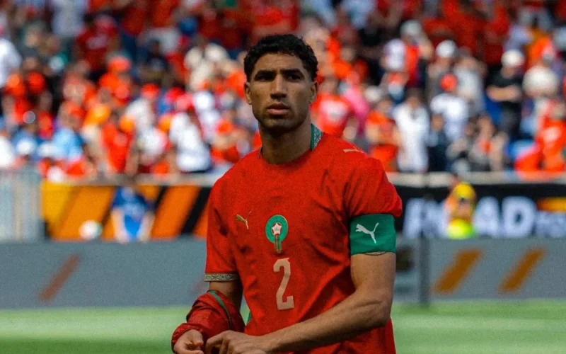 Hakimi pone en su lugar a delegado de la FIFA en plena conferencia de prensa