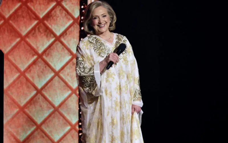 Hillary Clinton deslumbra en los Tony con elegante gandura marroquí : Moda y política se unen en Broadway