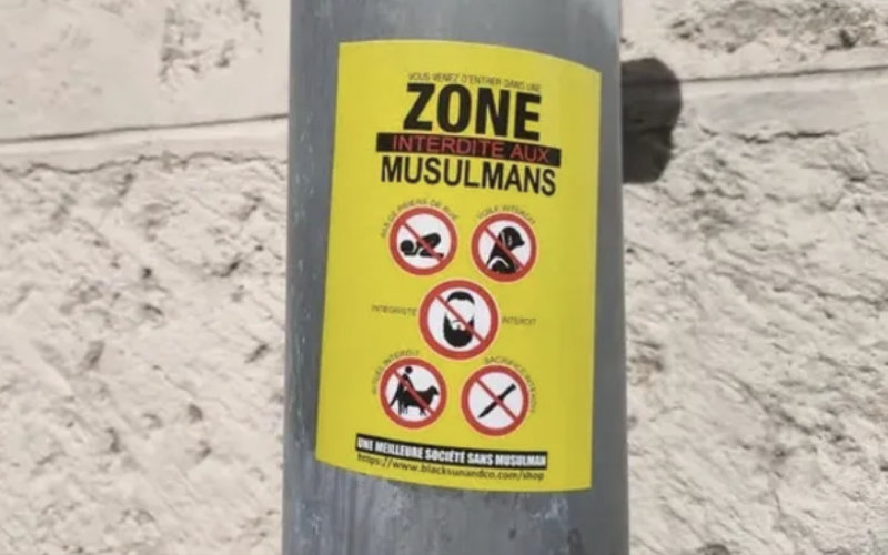 Joven condenado a prisión por pegar pegatinas islamófobas en Orléans
