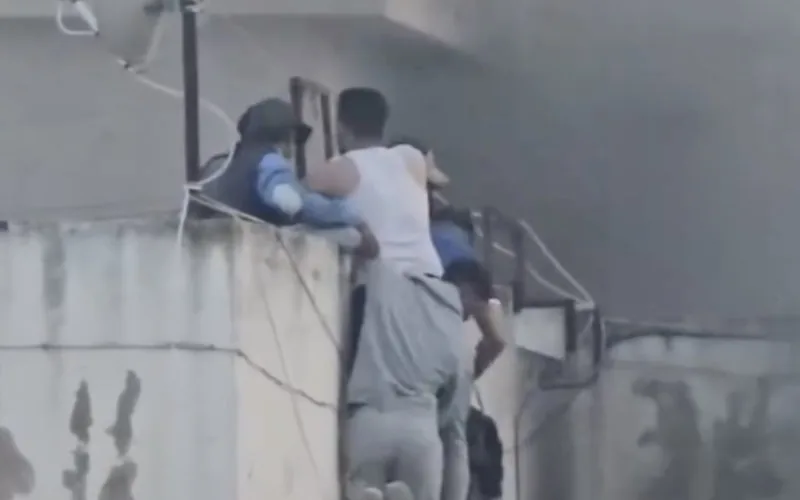 Jóvenes héroes escalan edificio en llamas para salvar niños en Temara, Marruecos