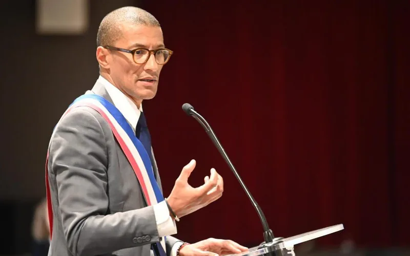 Karim Bouamrane : El alcalde franco-marroquí que podría liderar el gobierno de Macron