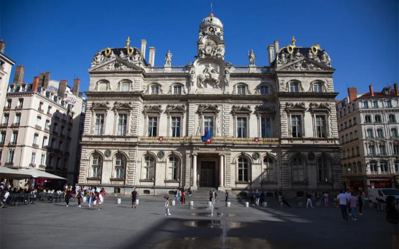 Llegó a Francia como voluntaria, esta marroquí consigue un contrato indefinido… y después recibe una OQTF