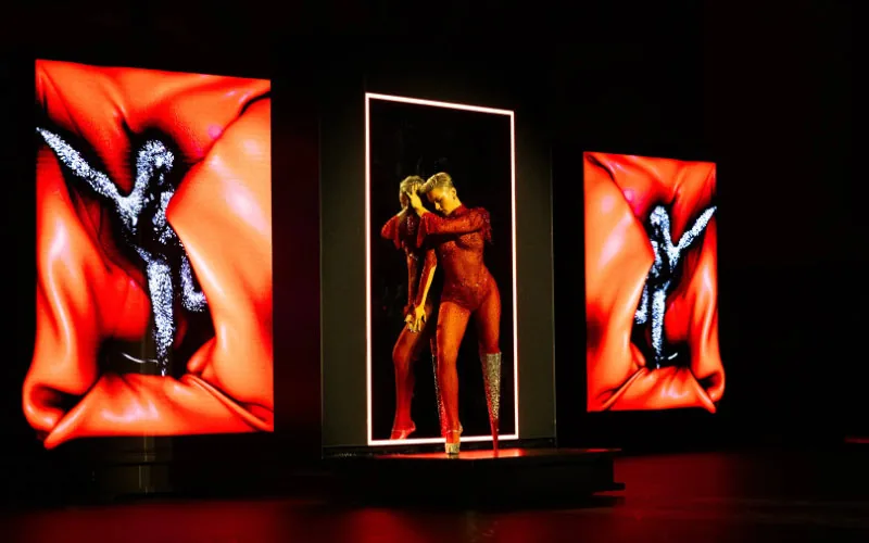 Louboutin revoluciona la pasarela : Danza y moda se fusionan en la Sorbona de París