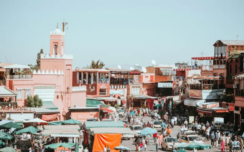 Marrakech Persigue a los Falsos Cuidadores de Estacionamiento