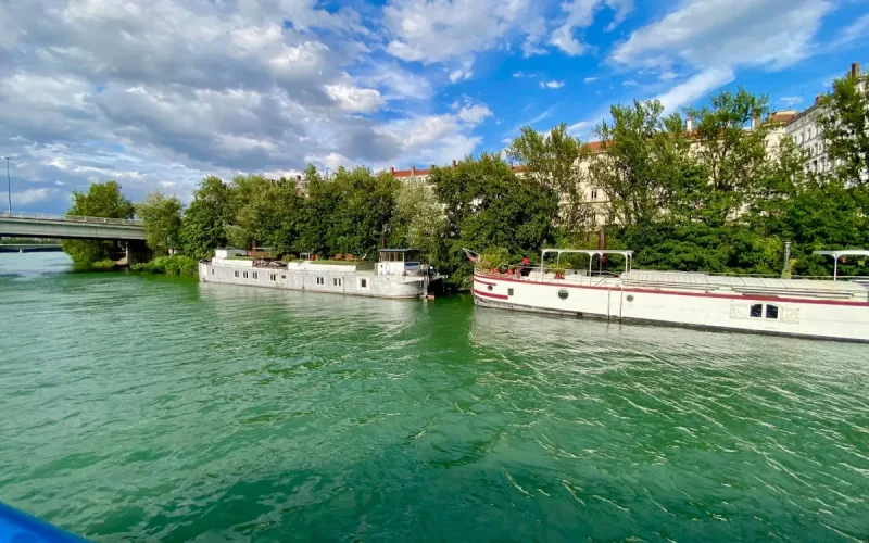 Un marroquí entra en una vivienda flotante para dormir y su cigarrillo moviliza a 30 bomberos en Lyon