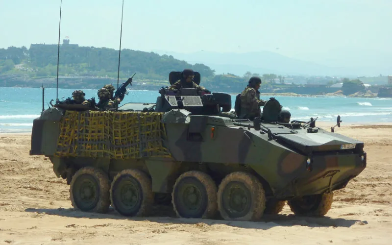 Marruecos busca modernizar su ejército con blindados suizos Mowag Piranha