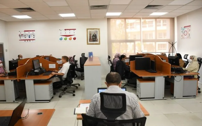 Marruecos eleva salarios públicos : funcionarios ganarán hasta 10.100 dirhams en 2026