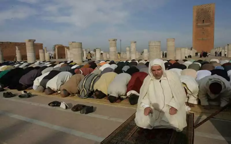 Marruecos lidera en fe : 90% considera la religión esencial, según estudio Pew