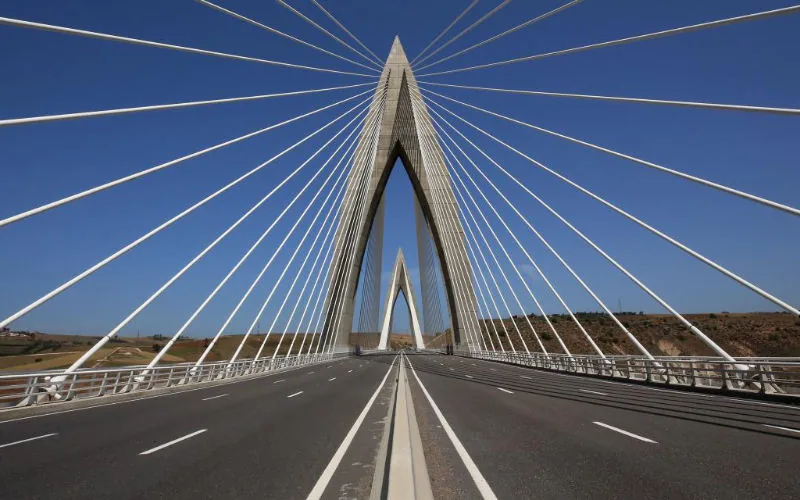 Marruecos refuerza la seguridad vial : 2.000 cámaras y tecnología solar en autopistas