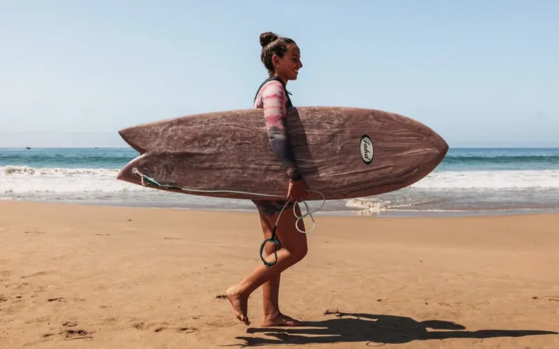 Maryam El Gardoum : De campeona de surf marroquí a pionera empresaria en Taghazout