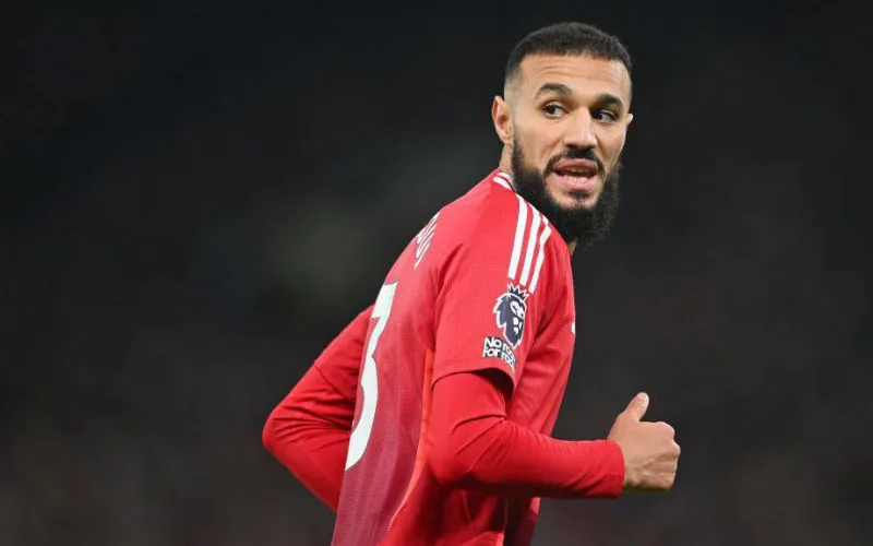 Mazraoui en duda : El United contiene la respiración ante crucial duelo en Old Trafford
