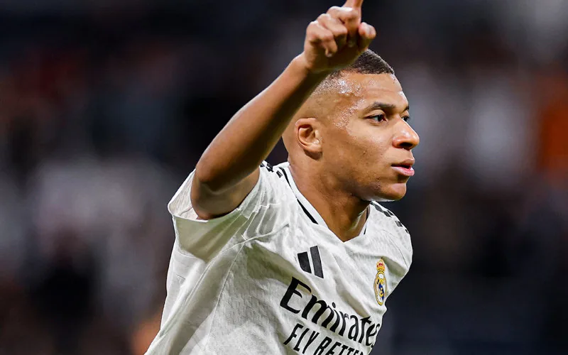 Mbappé desata polémica : Defensa del Alavés sancionado por intercambiar camiseta en pleno partido