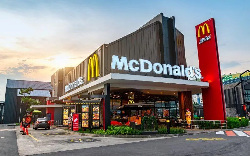 McDonald's revoluciona su menú en Francia con sabores exóticos del mundo