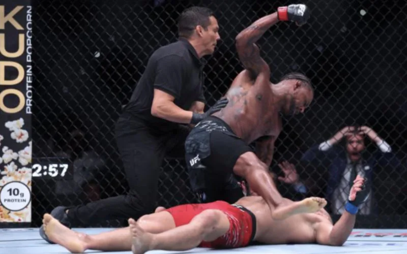 Michael Johnson noquea a Azaitar en UFC : El KO del año que sacude las MMA