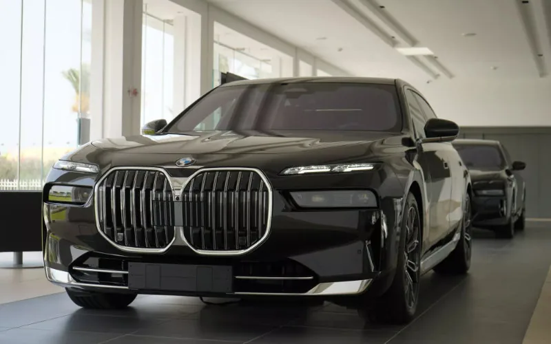 Ministra Mezzour desmiente compra de coches de lujo : La verdad sobre la licitación del Ministerio de Transición Digital