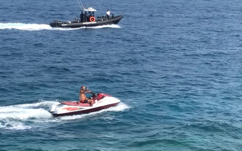 Mohammed VI desata la euforia : El rey marroquí arrasa en redes con su espectacular paseo en moto acuática