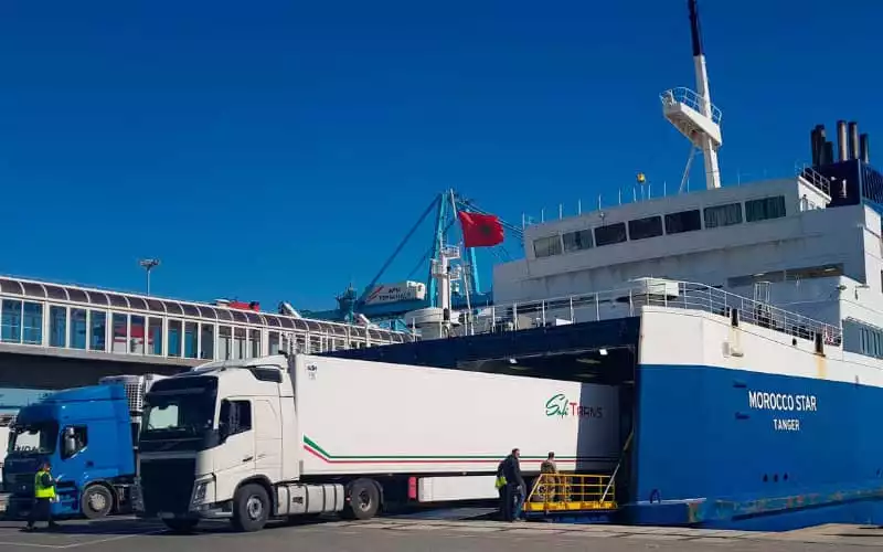 Multas y tensión : Camioneros marroquíes atrapados en la guerra del combustible en Algeciras