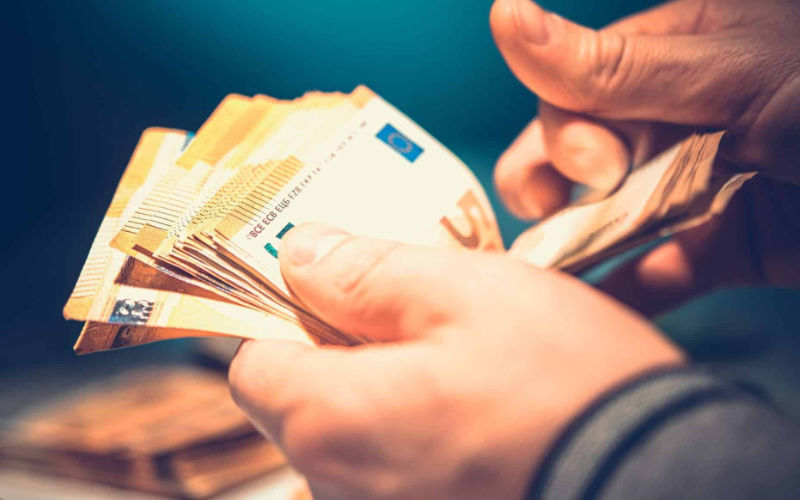 Nueva directiva europea amenaza las transferencias de marroquíes en el extranjero y sacude al sector bancario