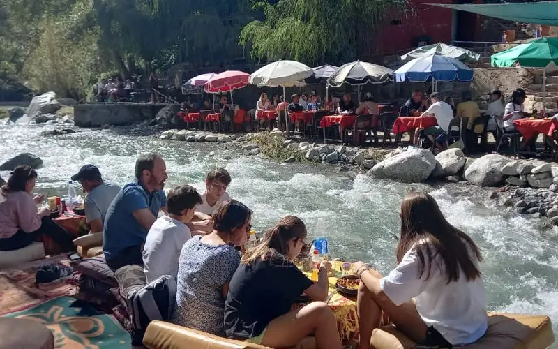 Ola de calor en Marrakech : Turistas buscan refugio en el paraíso natural de Ourika
