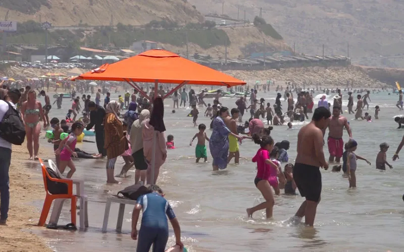 Ola de calor récord en Tánger : Playas abarrotadas ante temperaturas sofocantes