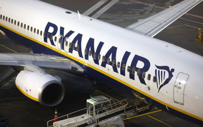 Pánico en vuelo de Ryanair : Pasajera intenta abrir puerta de emergencia en pleno vuelo a Marruecos