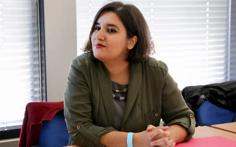 Periodista Nassira El Moaddem enfrenta ola de ataques racistas tras criticar decisión de la Federación Francesa de Fútbol